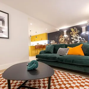 Three Bedroom Near Brick Lane By Belvilla Apartment London